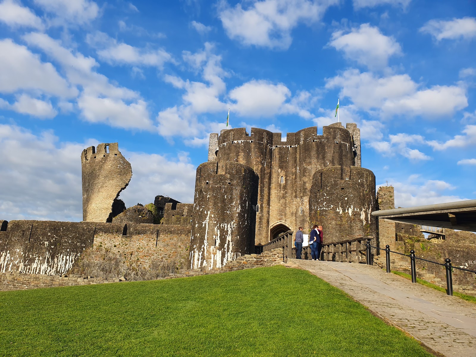 https://whatremovals.co.uk/wp-content/uploads/2022/02/Caerphilly Castle-300x225.jpeg